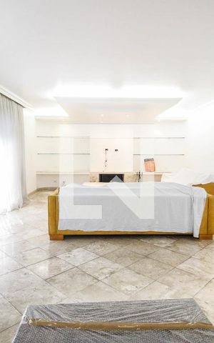 Casa à venda com 700m², 4 quartos e sem vaga Casa à venda com 700m², 4 quartos e sem vagaSala