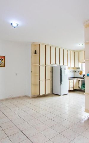 Casa à venda com 290m², 5 quartos e 5 vagas Casa à venda com 290m², 5 quartos e 5 vagasCozinha