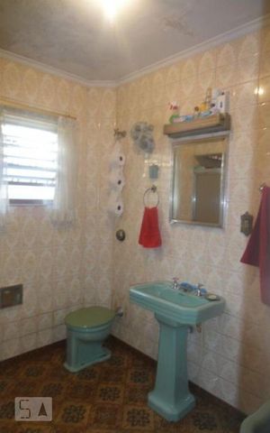 Casa à venda com 199m², 3 quartos e 2 vagas Casa à venda com 199m², 3 quartos e 2 vagasBanheiro