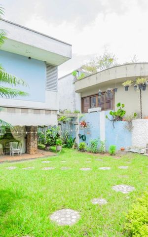 Casa à venda com 260m², 4 quartos e 6 vagas Casa à venda com 260m², 4 quartos e 6 vagasÁrea Externa