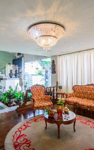 Casa à venda com 260m², 4 quartos e 6 vagas Casa à venda com 260m², 4 quartos e 6 vagasSala