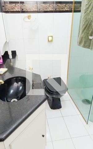 Casa à venda com 450m², 4 quartos e 5 vagas Casa à venda com 450m², 4 quartos e 5 vagasBanheiro da Suíte 1