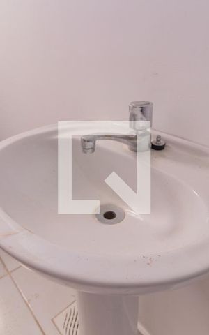 Casa de condomínio à venda com 240m², 4 quartos e 2 vagas Casa de condomínio à venda com 240m², 4 quartos e 2 vagasBanheiro de Serviço