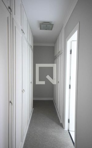 Apartamento à venda com 250m², 4 quartos e 4 vagas Apartamento à venda com 250m², 4 quartos e 4 vagasArmário da suíte 3