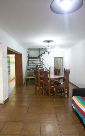 Casa à venda com 220m², 4 quartos e 2 vagas Casa à venda com 220m², 4 quartos e 2 vagasSala