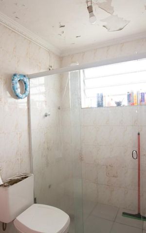 Casa à venda com 220m², 4 quartos e 2 vagas Casa à venda com 220m², 4 quartos e 2 vagasBanheiro
