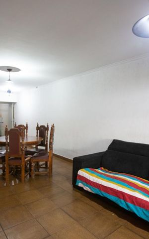 Casa à venda com 220m², 4 quartos e 2 vagas Casa à venda com 220m², 4 quartos e 2 vagasSala
