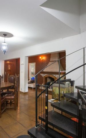 Casa à venda com 220m², 4 quartos e 2 vagas Casa à venda com 220m², 4 quartos e 2 vagasSala