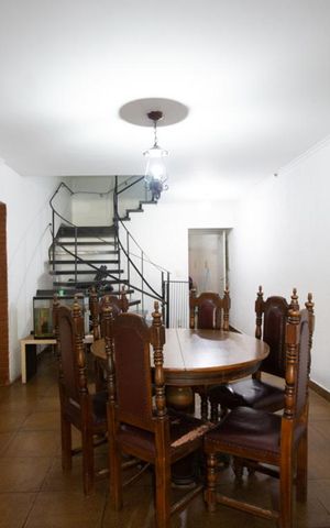 Casa à venda com 220m², 4 quartos e 2 vagas Casa à venda com 220m², 4 quartos e 2 vagasSala