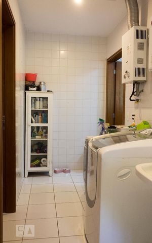 Casa de condomínio à venda com 305m², 6 quartos e 3 vagasÁrea de Serviço