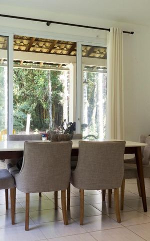 Casa de condomínio à venda com 305m², 6 quartos e 3 vagasSala