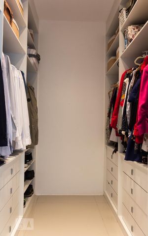 Casa de condomínio à venda com 305m², 6 quartos e 3 vagasCloset da suíte 5