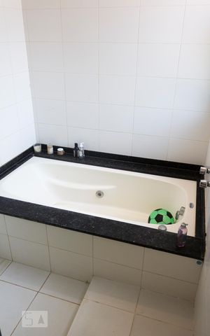 Casa de condomínio à venda com 305m², 6 quartos e 3 vagasBanheira