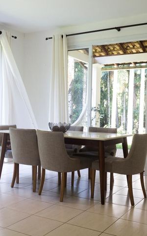 Casa de condomínio à venda com 305m², 6 quartos e 3 vagasSala