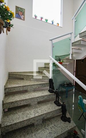 Casa à venda com 350m², 3 quartos e 4 vagasescada acesso quartos