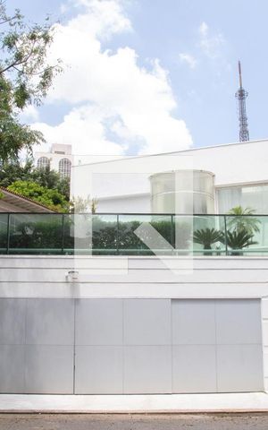 Casa à venda com 600m², 5 quartos e 4 vagas Casa à venda com 600m², 5 quartos e 4 vagasFachada