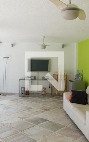 Casa à venda com 600m², 5 quartos e 4 vagas Casa à venda com 600m², 5 quartos e 4 vagasSalão de Festas