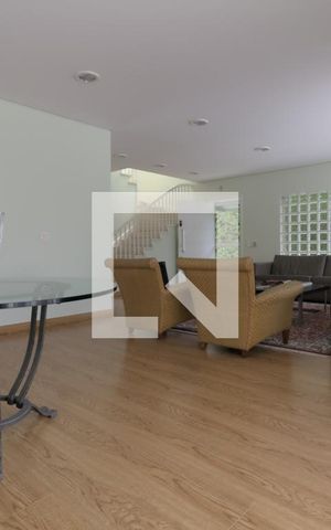 Casa à venda com 350m², 4 quartos e 5 vagas Casa à venda com 350m², 4 quartos e 5 vagasSala de estar
