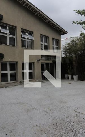 Casa à venda com 350m², 4 quartos e 5 vagas Casa à venda com 350m², 4 quartos e 5 vagasQuintal - Garagem