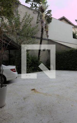 Casa à venda com 350m², 4 quartos e 5 vagas Casa à venda com 350m², 4 quartos e 5 vagasQuintal - Garagem