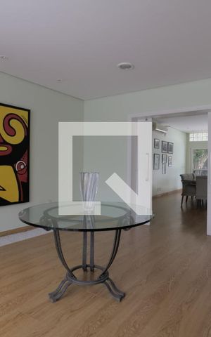 Casa à venda com 350m², 4 quartos e 5 vagas Casa à venda com 350m², 4 quartos e 5 vagasSala de estar