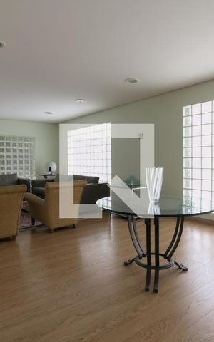 Casa à venda com 350m², 4 quartos e 5 vagas Casa à venda com 350m², 4 quartos e 5 vagasSala de estar