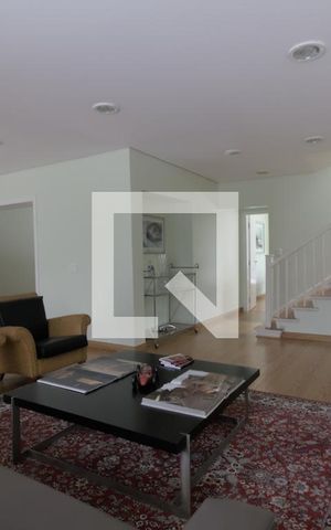 Casa à venda com 350m², 4 quartos e 5 vagas Casa à venda com 350m², 4 quartos e 5 vagasSala