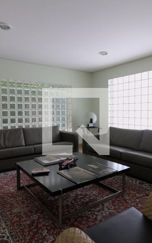 Casa à venda com 350m², 4 quartos e 5 vagas Casa à venda com 350m², 4 quartos e 5 vagasSala