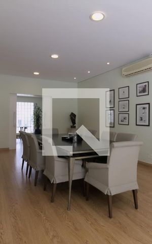 Casa à venda com 350m², 4 quartos e 5 vagas Casa à venda com 350m², 4 quartos e 5 vagasSala de Jantar