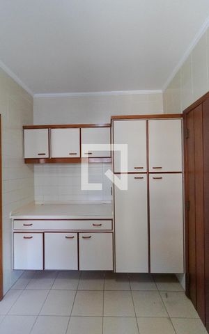 Casa à venda com 351m², 4 quartos e 4 vagas Casa à venda com 351m², 4 quartos e 4 vagasÁrea de Serviço Interna