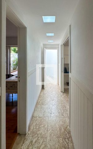 Casa à venda com 800m², 6 quartos e 5 vagas Casa à venda com 800m², 6 quartos e 5 vagasCorredor