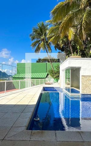 Casa à venda com 800m², 6 quartos e 5 vagas Casa à venda com 800m², 6 quartos e 5 vagasPiscina