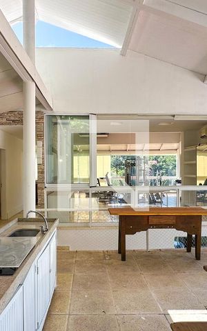 Casa à venda com 800m², 6 quartos e 5 vagas Casa à venda com 800m², 6 quartos e 5 vagasÁrea externa