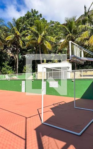 Casa à venda com 800m², 6 quartos e 5 vagas Casa à venda com 800m², 6 quartos e 5 vagasQuadra Esportiva