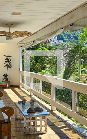 Casa à venda com 800m², 6 quartos e 5 vagas Casa à venda com 800m², 6 quartos e 5 vagasVaranda