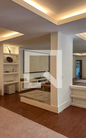 Casa à venda com 800m², 6 quartos e 5 vagas Casa à venda com 800m², 6 quartos e 5 vagasSala de Cinema
