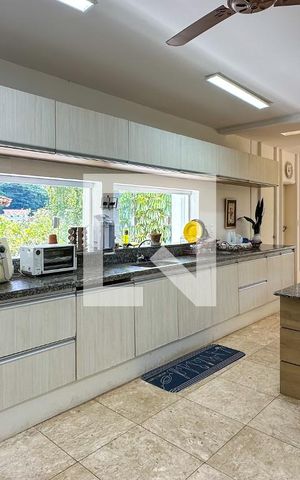 Casa à venda com 800m², 6 quartos e 5 vagas Casa à venda com 800m², 6 quartos e 5 vagasCozinha
