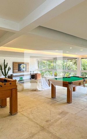 Casa à venda com 800m², 6 quartos e 5 vagas Casa à venda com 800m², 6 quartos e 5 vagasSala de Jogos
