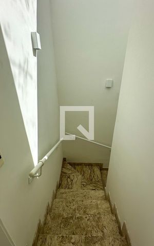 Casa à venda com 800m², 6 quartos e 5 vagas Casa à venda com 800m², 6 quartos e 5 vagasEscada 02
