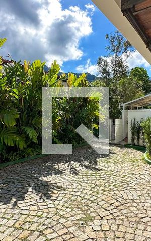 Casa à venda com 800m², 6 quartos e 5 vagas Casa à venda com 800m², 6 quartos e 5 vagasGaragem