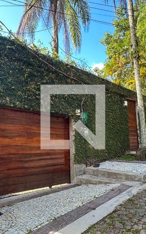 Casa à venda com 800m², 6 quartos e 5 vagas Casa à venda com 800m², 6 quartos e 5 vagasFachada e placa