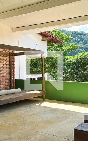 Casa à venda com 800m², 6 quartos e 5 vagas Casa à venda com 800m², 6 quartos e 5 vagasÁrea Externa