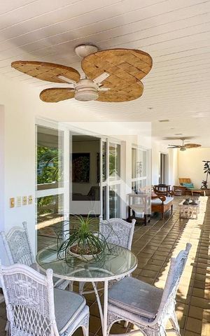 Casa à venda com 800m², 6 quartos e 5 vagas Casa à venda com 800m², 6 quartos e 5 vagasVaranda