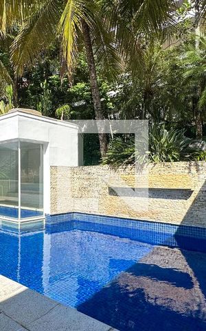 Casa à venda com 800m², 6 quartos e 5 vagas Casa à venda com 800m², 6 quartos e 5 vagasPiscina