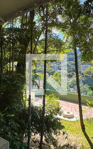 Casa à venda com 800m², 6 quartos e 5 vagas Casa à venda com 800m², 6 quartos e 5 vagasVaranda da Sala de Cinema