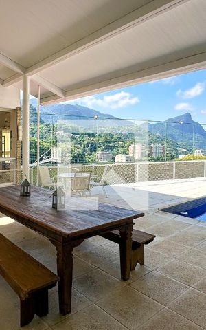 Casa à venda com 800m², 6 quartos e 5 vagas Casa à venda com 800m², 6 quartos e 5 vagasPiscina