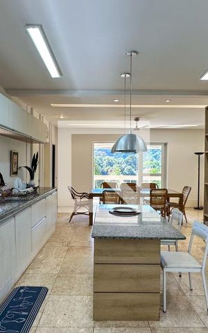 Casa à venda com 800m², 6 quartos e 5 vagas Casa à venda com 800m², 6 quartos e 5 vagasCozinha