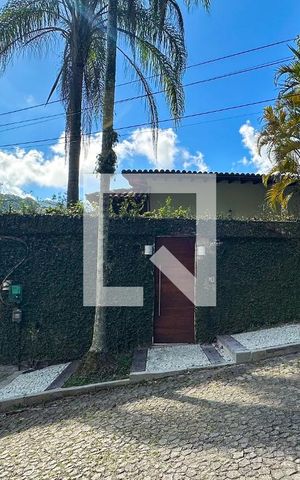 Casa à venda com 800m², 6 quartos e 5 vagas Casa à venda com 800m², 6 quartos e 5 vagasFachada e placa