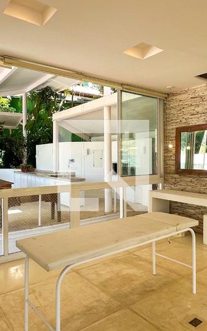 Casa à venda com 800m², 6 quartos e 5 vagas Casa à venda com 800m², 6 quartos e 5 vagasAcademia