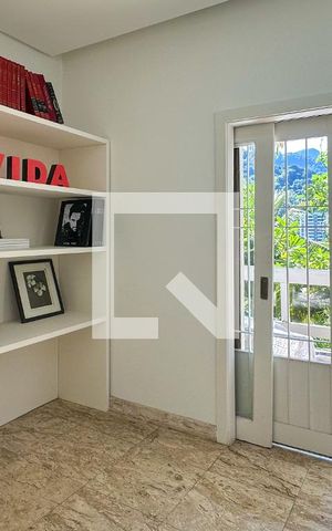 Casa à venda com 800m², 6 quartos e 5 vagas Casa à venda com 800m², 6 quartos e 5 vagasEscritório